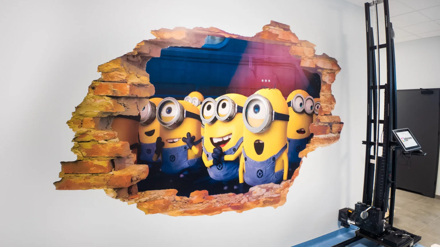 Personnages animés imprimés directement sur le mur d'une salle de jeux
